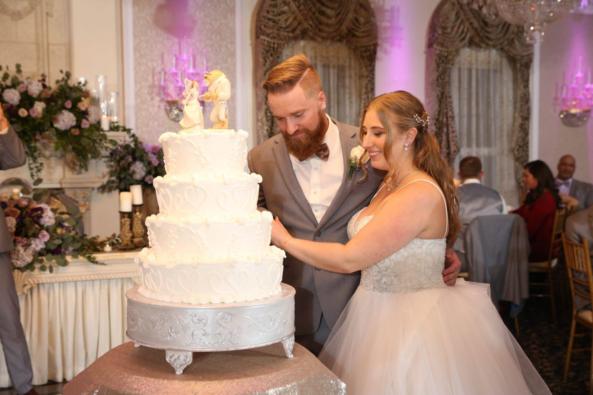 Primavera Regency bride and groom cut the cake